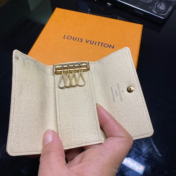 Authentic LOUIS VUITTON 4 ring cles - Picture 2 of 4